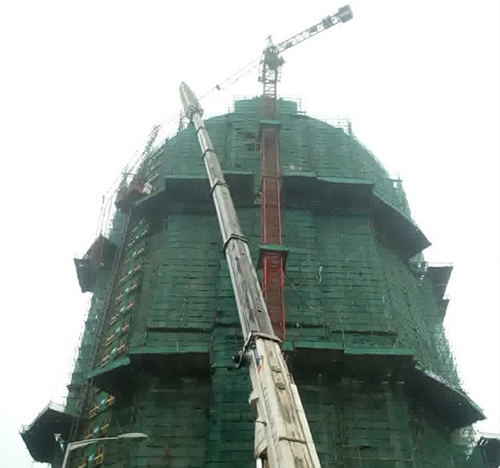 偃师吊车在工地上作业